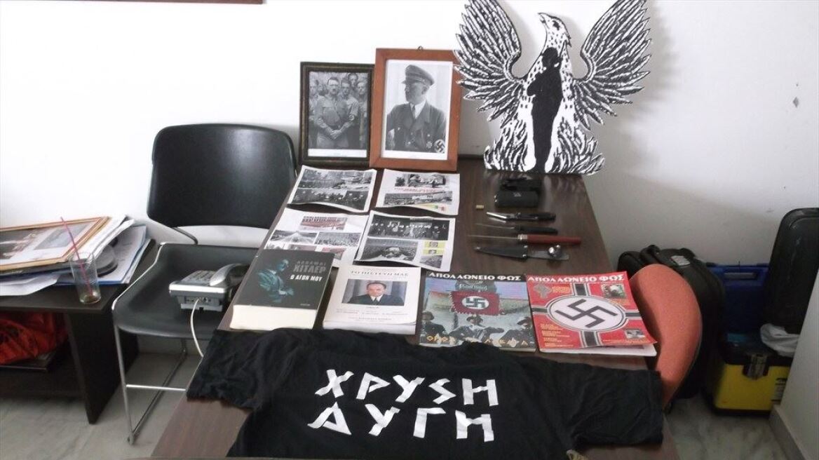 Κρήτη: Έπιασαν πρώην μέλος της ΧΑ με μαχαίρια και ναζιστικό υλικό